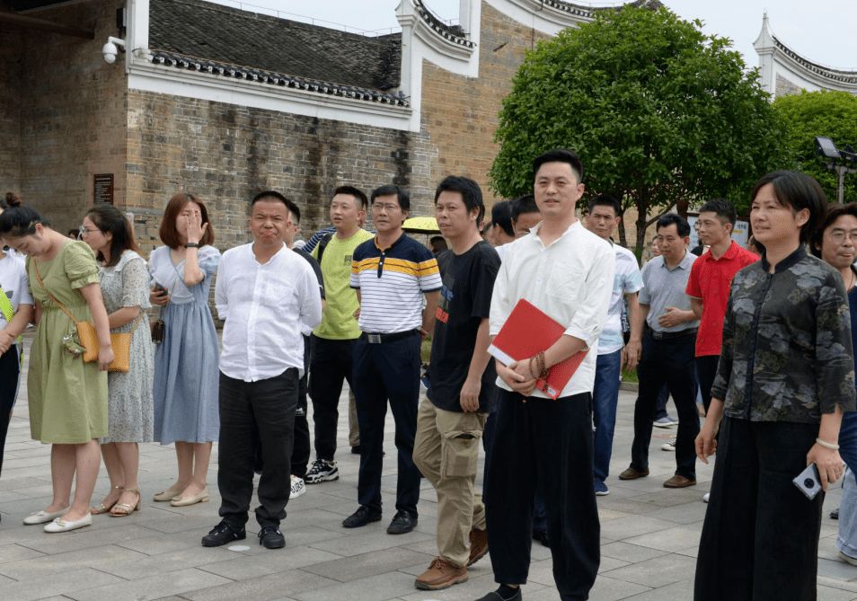 主要有:平江县人民政府副县长潘如意,岳阳市美术家协会秘书长张琼辉