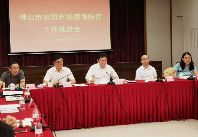 会上,市市场监管局局长李灿通报了农贸市场疫情防控工作进展情况.