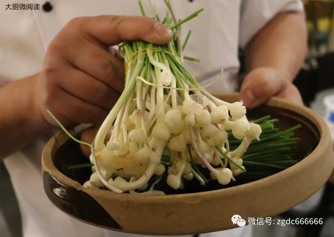 2.小蒜头去根洗净,切成3厘米长的段备用.