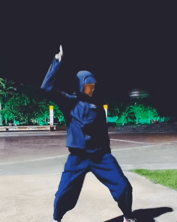 印小天绿洲挑战姐姐舞 动作妖娆放飞自我超魔性