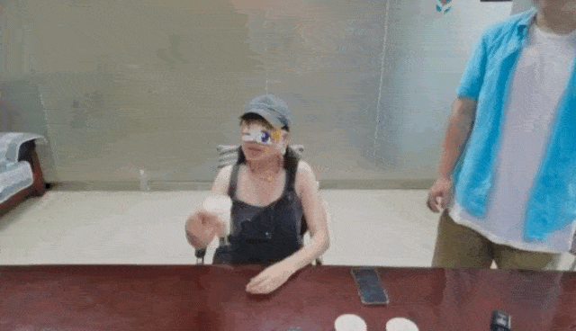 福州江滨路,两男一女突然被蒙上眼睛