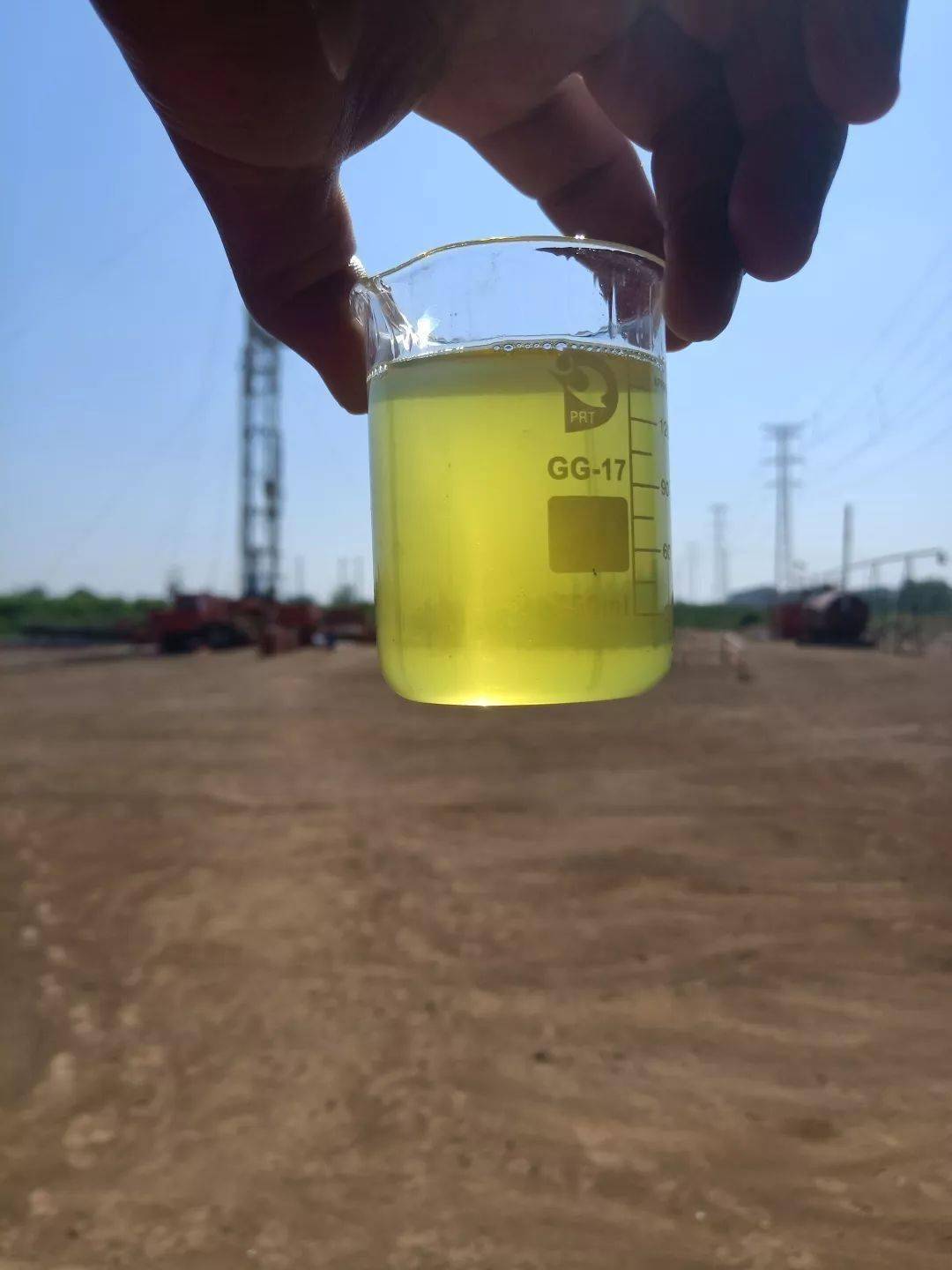 在2019年 油田就从丰深斜101井 打出过淡黄色的石油 q 石油的颜色主要