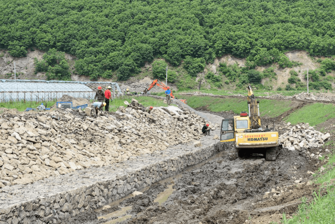 下城子镇完善配套园区基础设施建设修复加固河堤提升度汛能力