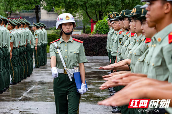 "军营木兰班"参加武警长沙支队队列会操 女"纠察"首次亮相