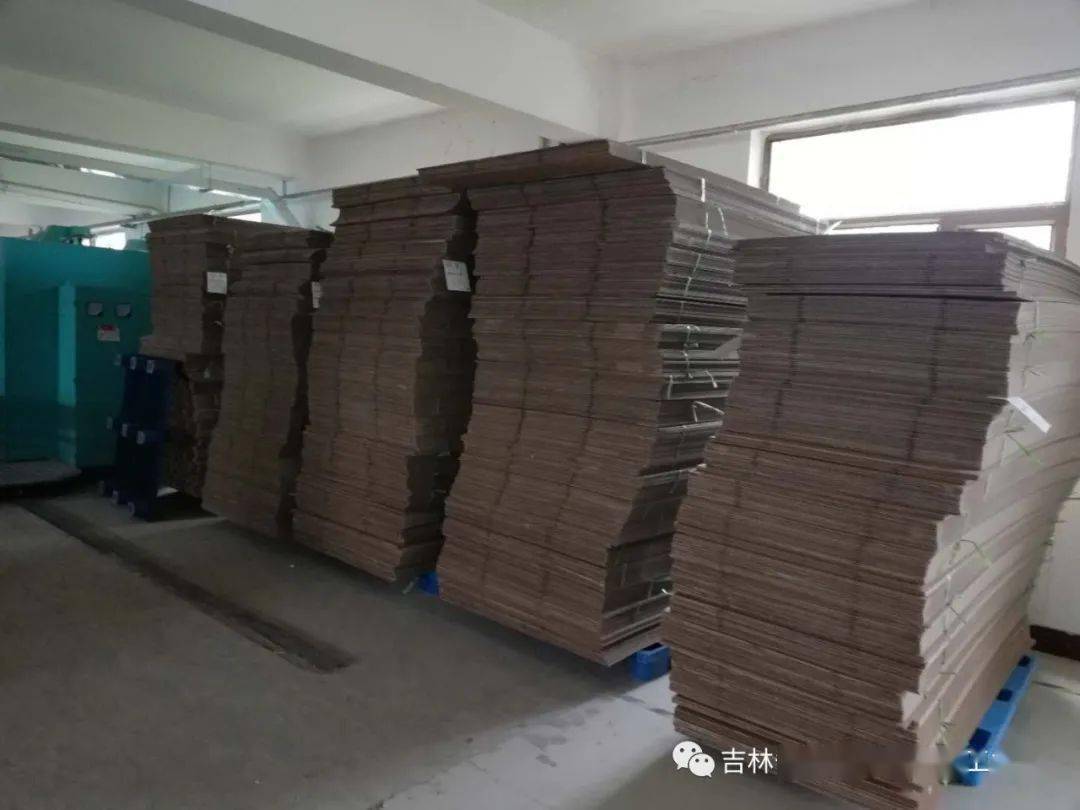 2,纸箱厂报道:纸箱厂原料备货充足,保证假期订单生产;成品纸箱按期