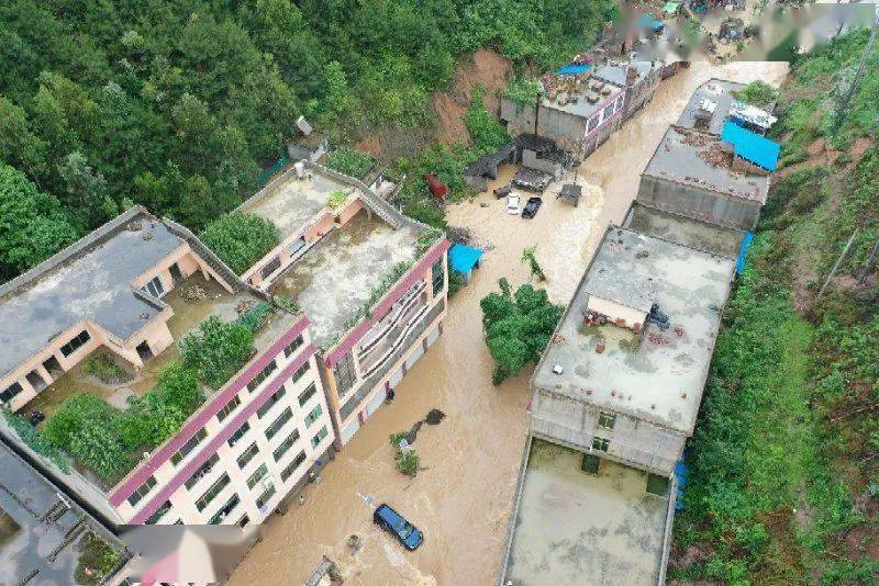 6月24日7时,强降雨造成贵州省都匀市平浪镇水位上涨,积水严重,有人员