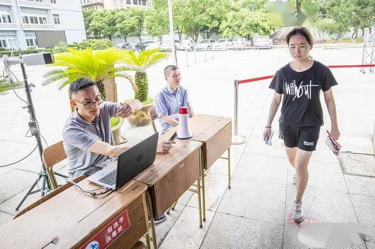 早上8时许,在考点之一的瑞安十中校门口,已有部分考生陆续进场,校门