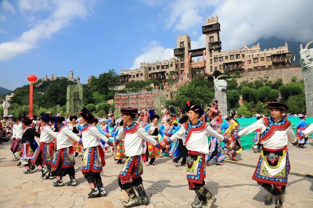 最美丽的节日盛装,最原汁原味的羌族歌舞向世人展示了真实生活中的