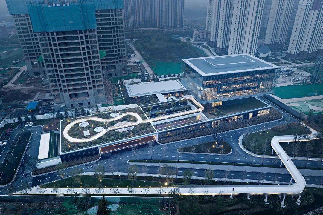 曲江艺术中心作为融创曲江印地块的核心空间,坐落在曲江ccbd(中央