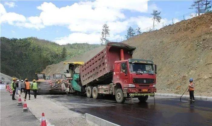 一组航拍带你走进香丽高速和丽香铁路建设现场