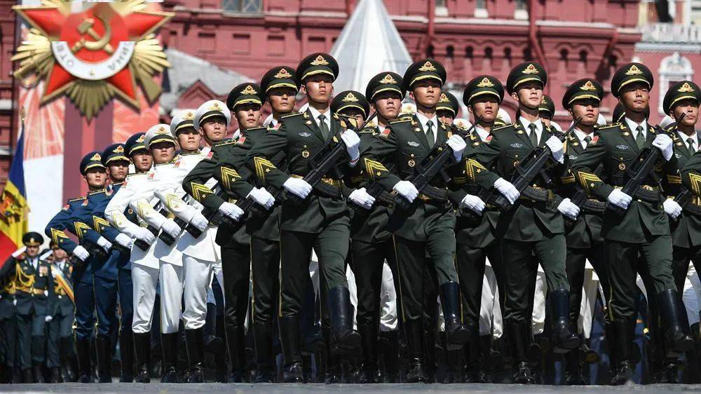 其中,"中国最帅天团"解放军仪仗队身着新式礼宾服亮相俄罗斯红场阅兵