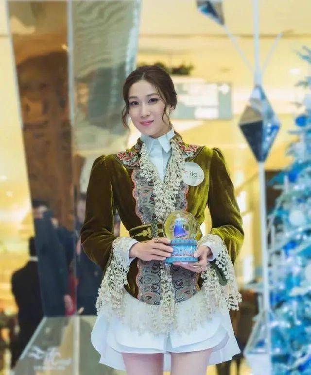 前TVB当家花旦晒童年照，灵气十足获网友大赞，