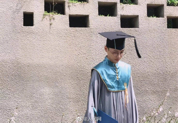 硕士学位服图片 a1fcc8e18179445f95e858c6b0483c8e.jpeg