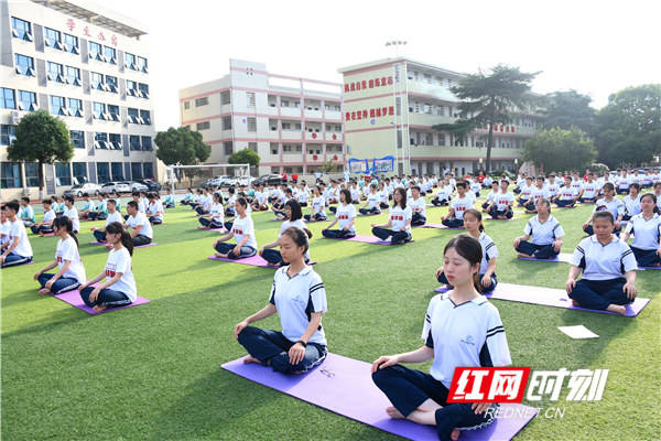 娄底六中高三学子上瑜伽减压课.