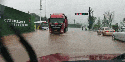 收费站暂时关闭,这些路段塌方,滑坡,请注意绕行