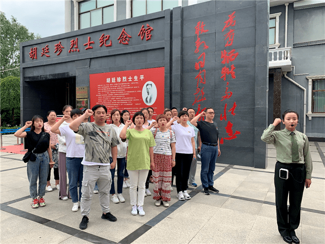 你是人间四月天甘肃文旅致敬医务人员康养活动走进临夏胡廷珍烈士纪念