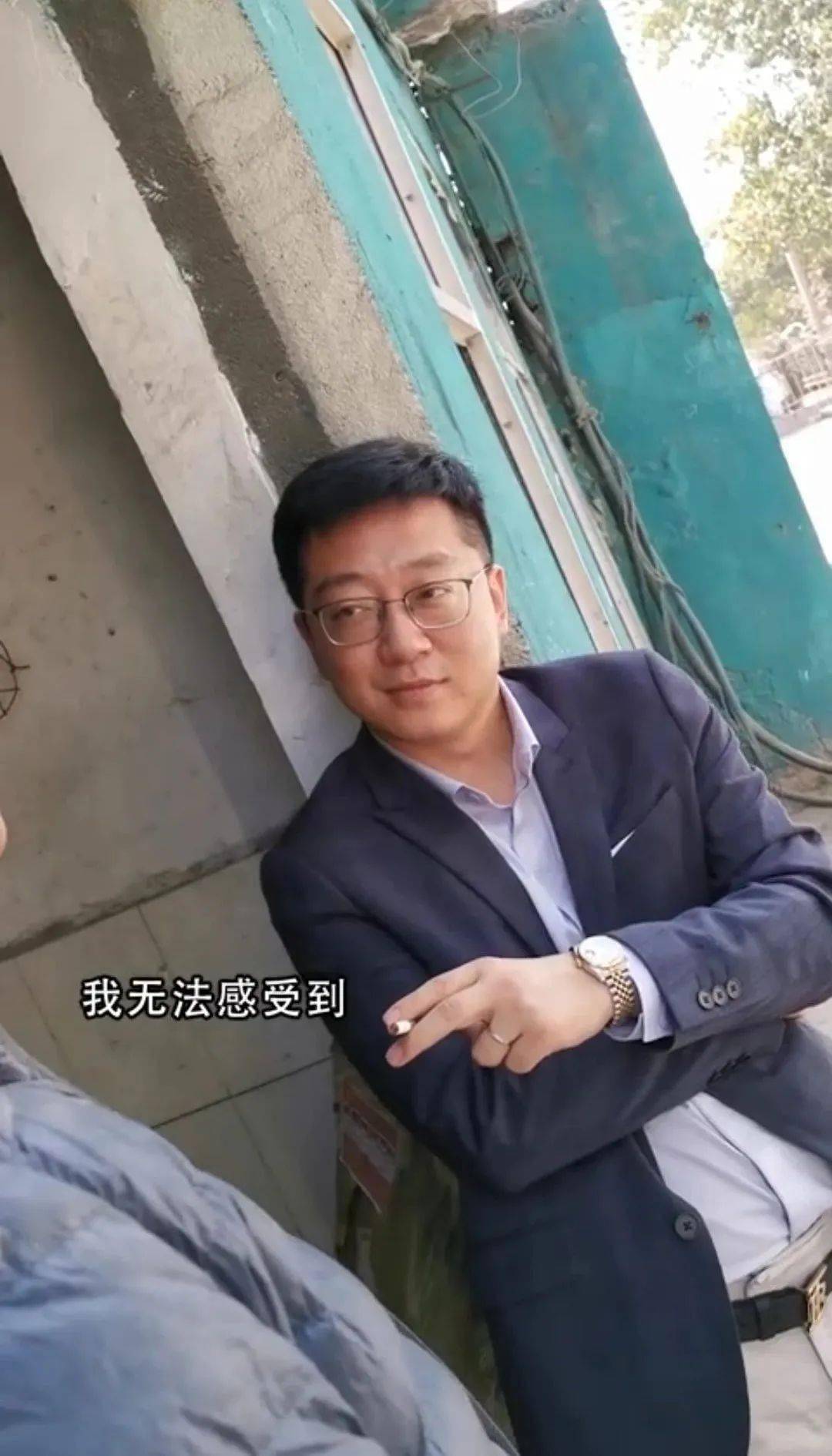 中远方亲戚"马小玲"的东北花绿大棉袄,左右手戴劳力士的拆迁暴富朋友
