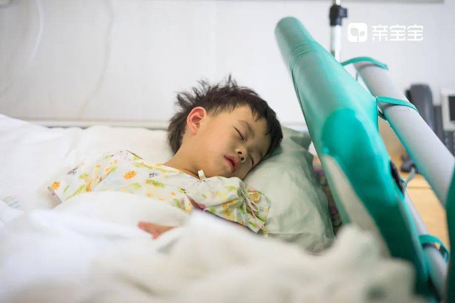 孩子|2岁男童发烧身亡：这几个退烧误区，很多家长都中招过！爸爸一个动作