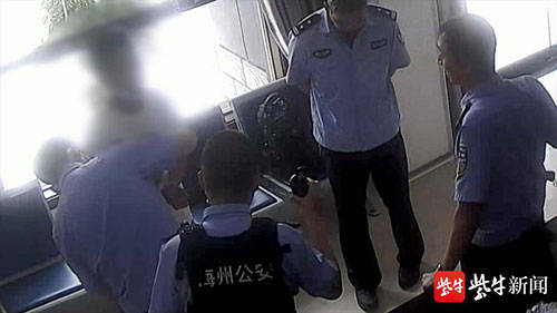 小伙带着洗漱用品到派出所:“你查查,我是不