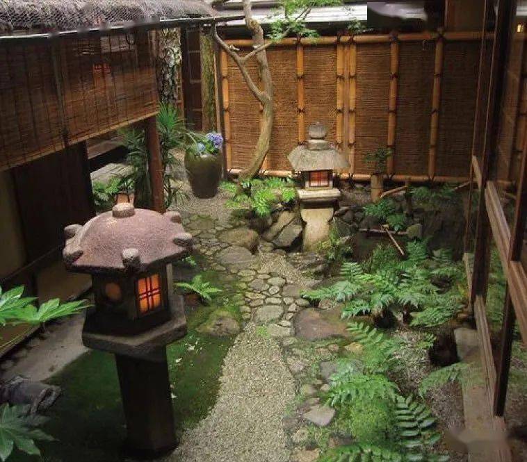 手体钵和石灯笼在日式庭院中更是常见, 通常手体钵配合竹龙头使用