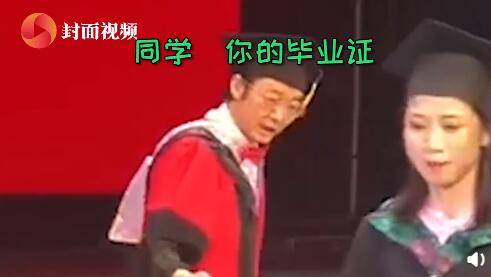 原因|尴尬!女生毕业典礼合影后忘拿毕业证 网友:只是来照个相