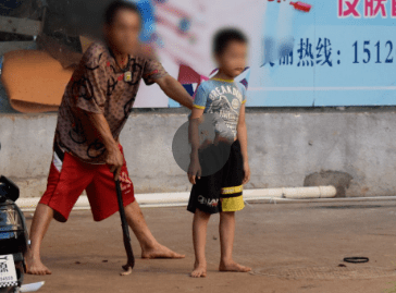 农国|6岁男童被父亲追杀，他竟用头挡刀救人……