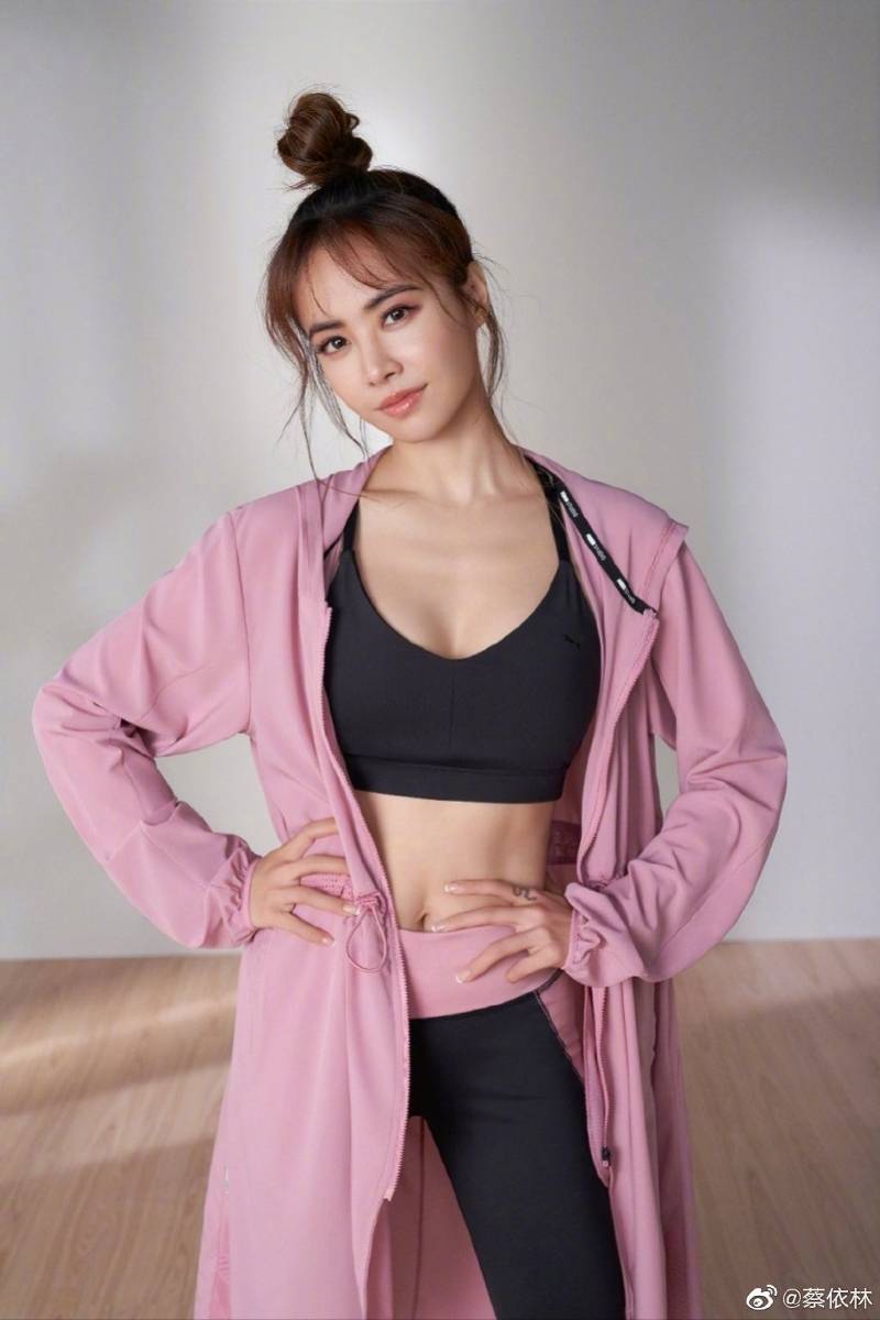 麻乐|即将40岁蔡依林晒瑜伽照显露好身材：“老娘永远18岁”