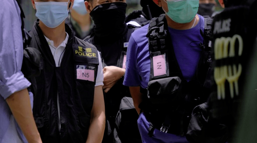 香港防暴警察在铜锣湾一带戒备,有港媒注意到,几队穿着警察背心的便衣