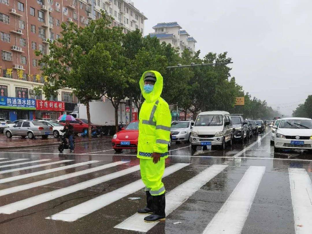 莘县最美交警大雨中执勤保通畅,暖人心!