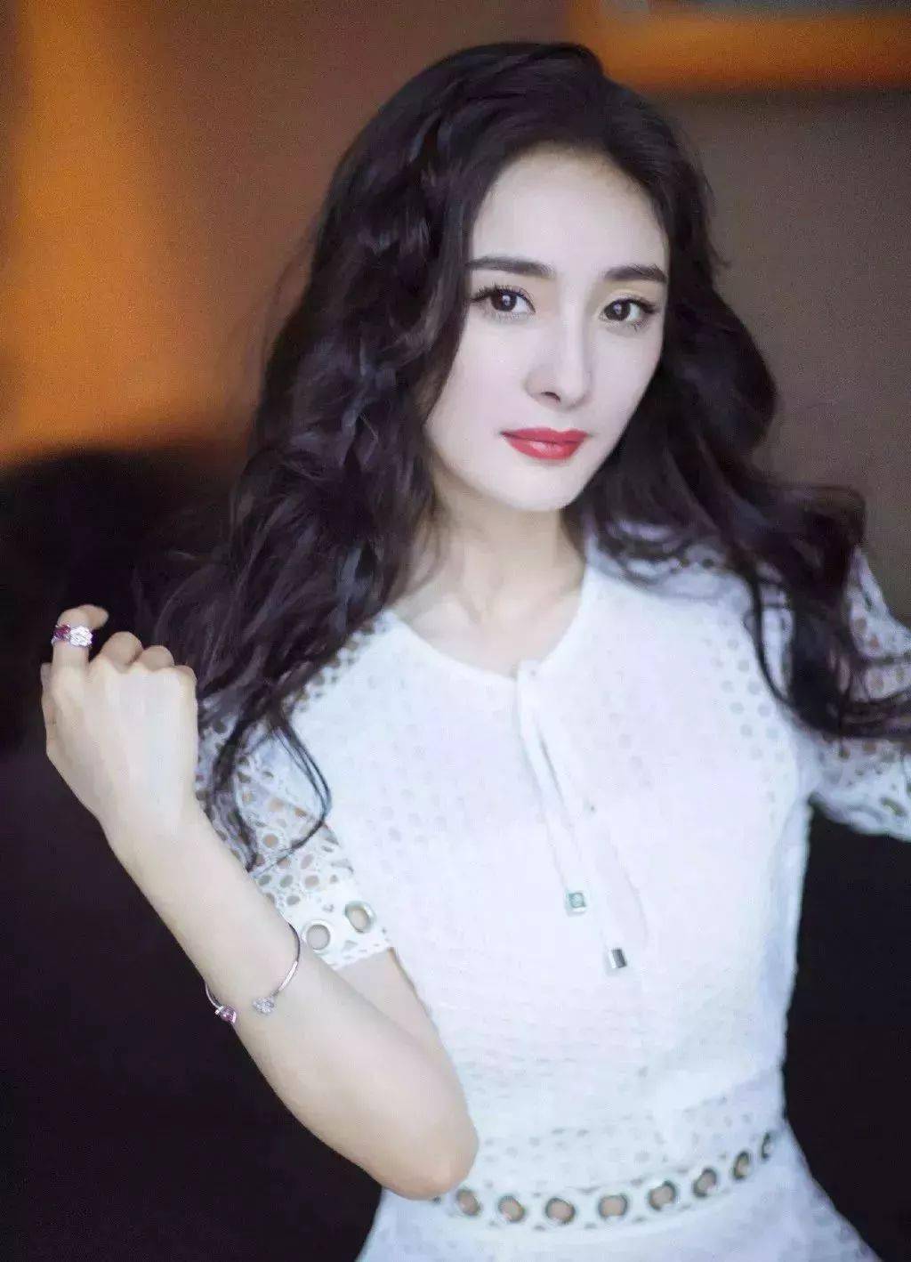 将卷发与编发结合这招,不能比它还"少女"了._杨幂