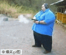 搞笑Gif:妹子你的骨骼太软了吧