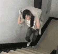 搞笑GIF:哥们为求女友原谅,街头手捧鲜花跪搓衣板