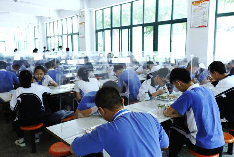 深圳家长投诉一学校食堂饭菜不新鲜，教育局突查后要求整改上报