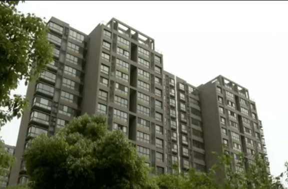 不光在梁溪区 惠山区也有哦 玉祁街道 电梯装上"神锁 通过轿厢顶部