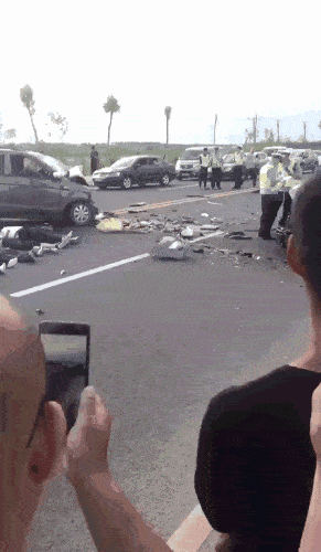 昨日,一则重大车祸视频 被网友在微信群及朋友圈中疯狂转发 现场惨烈