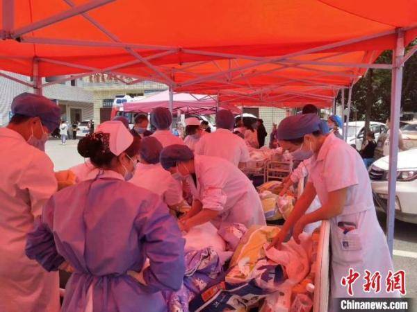赫章县|他们一人抱一个孩子与地震“赛跑”