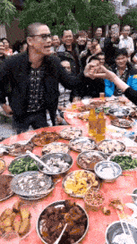 爆笑GIF:家里有这么个能干的媳妇,还用担心一亩三分地吗?