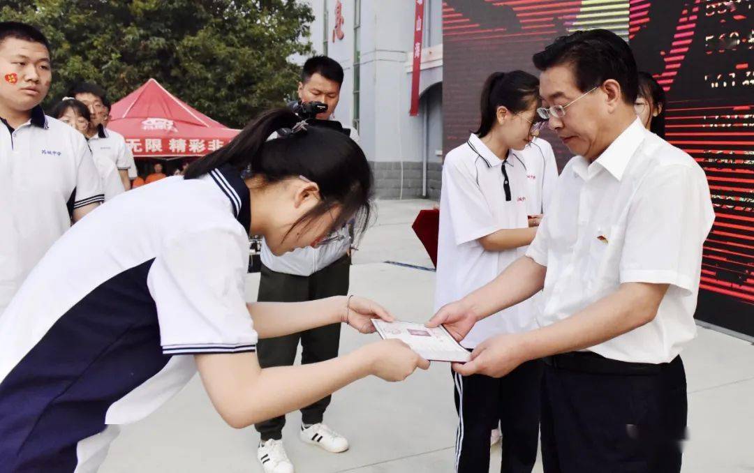 我校毕业生,2019届清华,北大学子郭梦磊,焦培桢为高三学子们送上祝福.