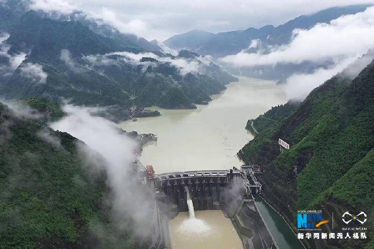 图为航拍乌江大唐彭水水电站,洪峰过境时,昔日碧绿平静的乌江变成"黄"