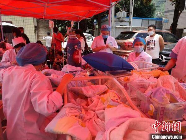 赫章县|他们一人抱一个孩子与地震“赛跑”