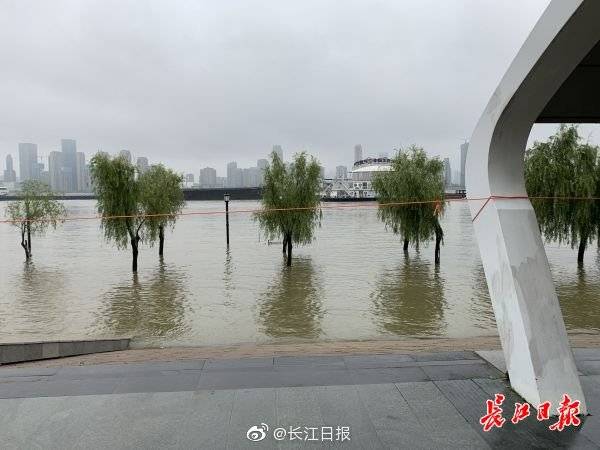 江水|水位上涨观江市民增多，江滩提醒：江景虽好，但要注意安全