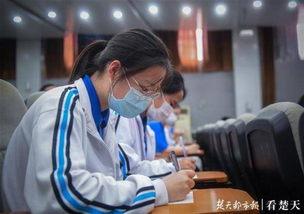 高三|学校为高三学生补办“成人礼”高考前的“最后一节课”