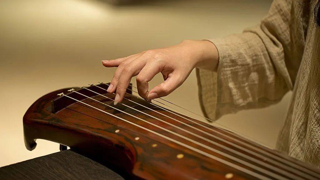 古琴是中国古代地位最崇高的乐器,位列"琴棋书画"之首,被视为"八音之