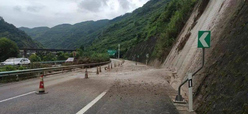 g75兰海高速贵州境内因塌方交通中断,请注意绕行避堵