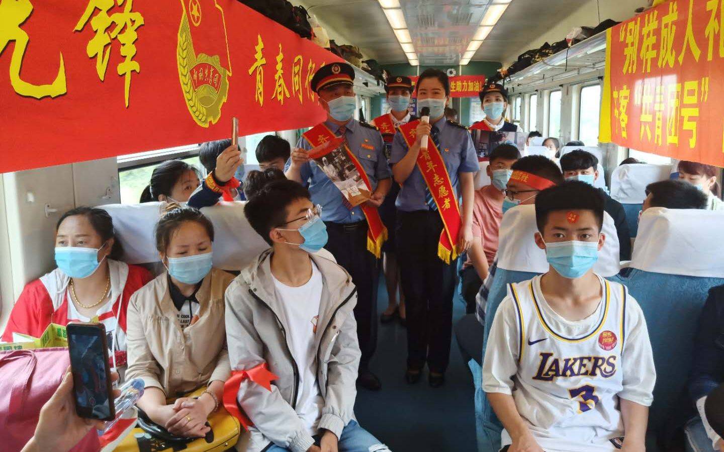 专列|乡村教师李佰芳：坐过首趟高考专列 今年再陪学生乘专列
