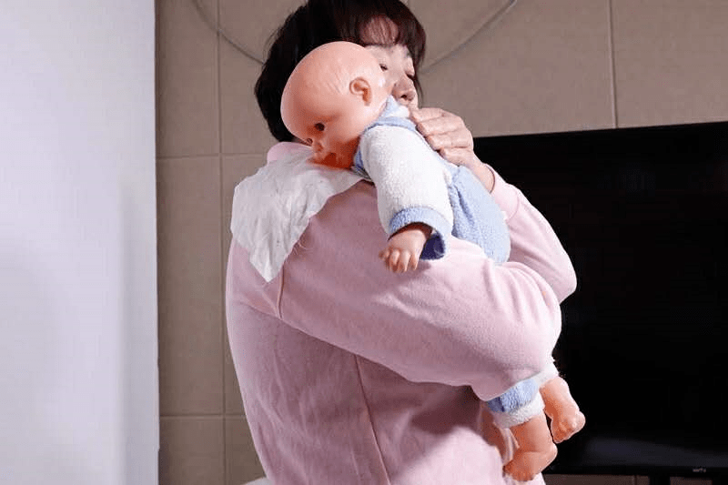 婴儿|除了拍嗝，你还可以这样做！宝宝打嗝止不住?别干着急