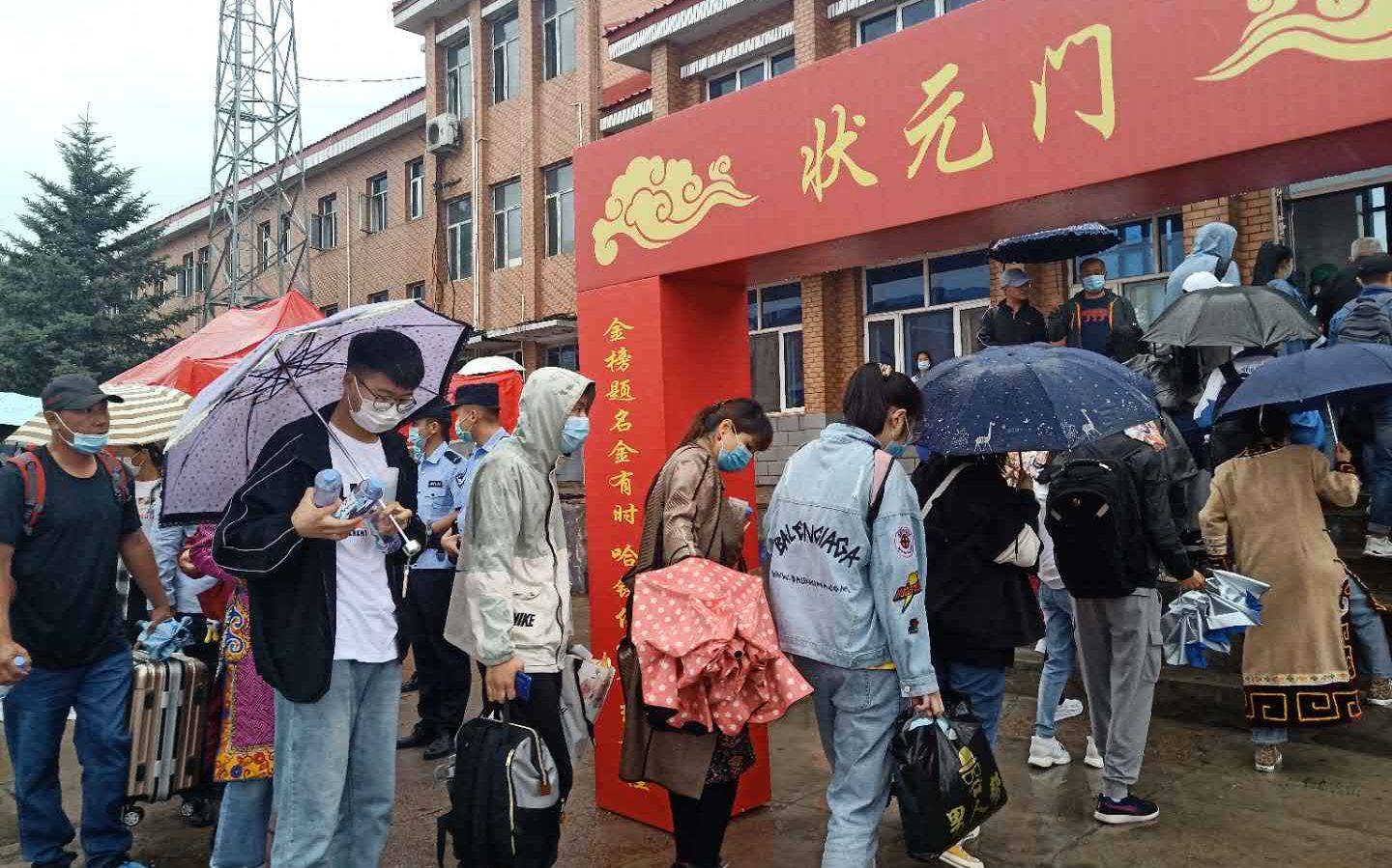 专列|乡村教师李佰芳：坐过首趟高考专列 今年再陪学生乘专列
