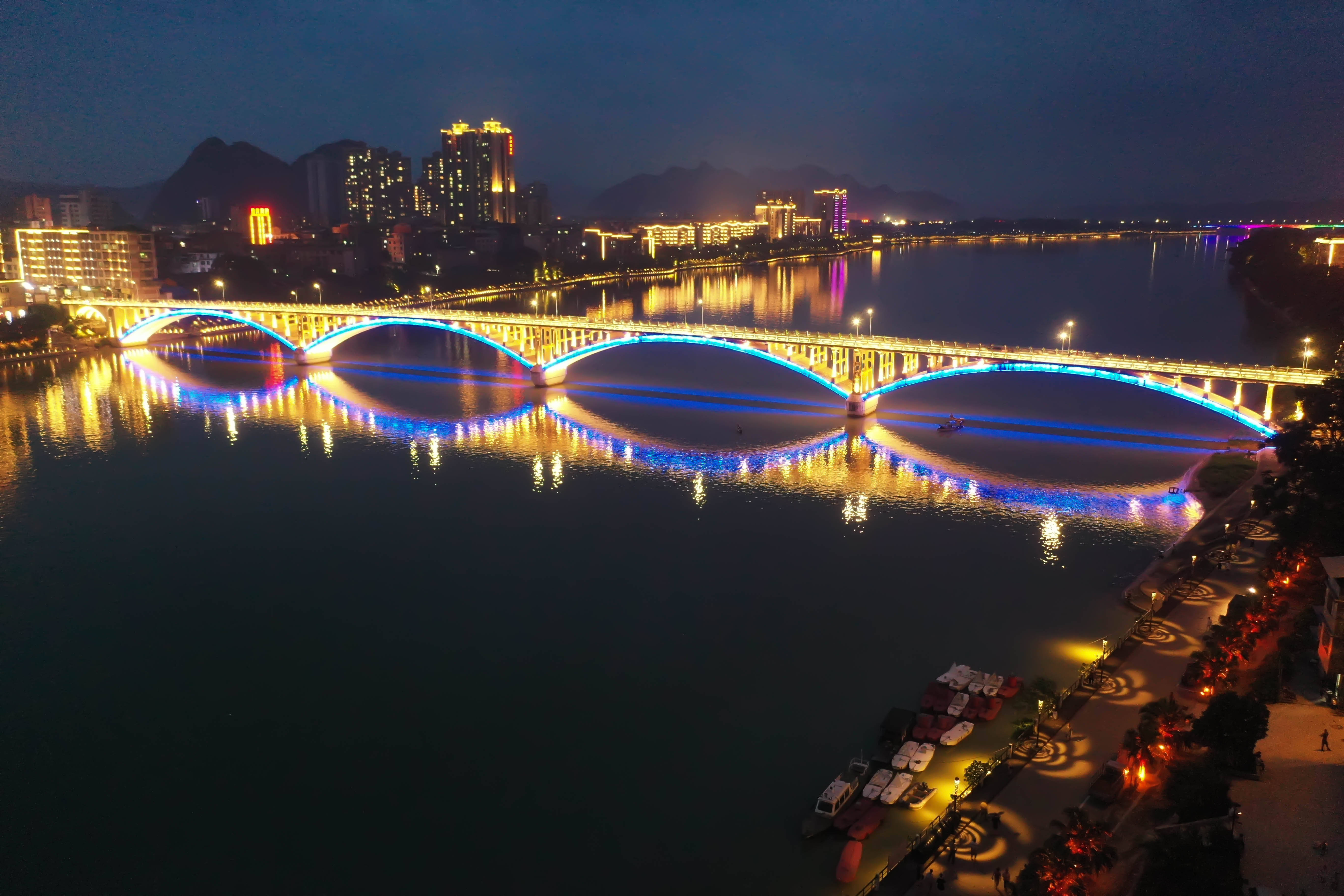 新华社记者 张爱林 摄这是融安县城一处夜景(7月7日摄,无人机照片.返