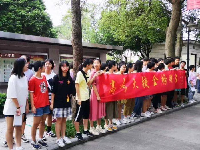 高考|多图直击桂林高考现场!这一幕幕让人动容…
