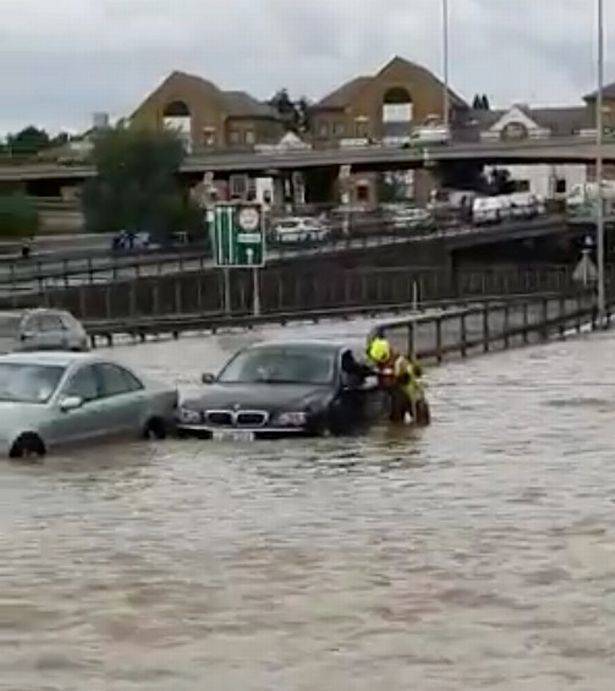 伦敦一繁忙道路水管爆裂 路面成河导致多辆车被